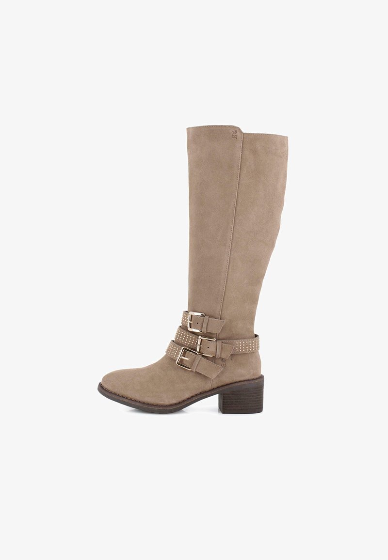 Botas de ante beige hasta la rodilla con dos hebillas ajustables y acentos de tachuelas, con una puntera cuadrada y un tacón bajo de madera.