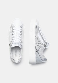 Baskets en cuir blanc avec des accents argentés, des panneaux en daim texturé, des détails perforés et une fermeture éclair sur le côté, avec des lacets blancs et une semelle épaisse.
