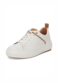 Białe sneakersy z brązowymi skórzanymi akcentami, okrągłym noskiem, sznurowanym designem i teksturowaną gumową podeszwą. Posiadają kontrastowe szwy i pętelkowy zapiętek.