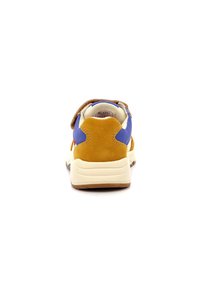 Sneaker met een blauwe bovenkant en suède accenten, gele hiel en witte zool. Verstelbare band voor een veilige pasvorm. Textuur op het oppervlak.