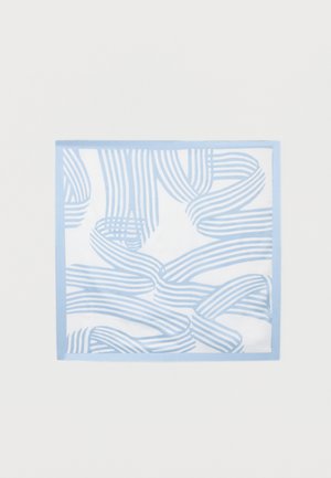 Foulard quadrato con motivo a strisce astratte azzurro chiaro e bianco e bordo azzurro chiaro su sfondo bianco.