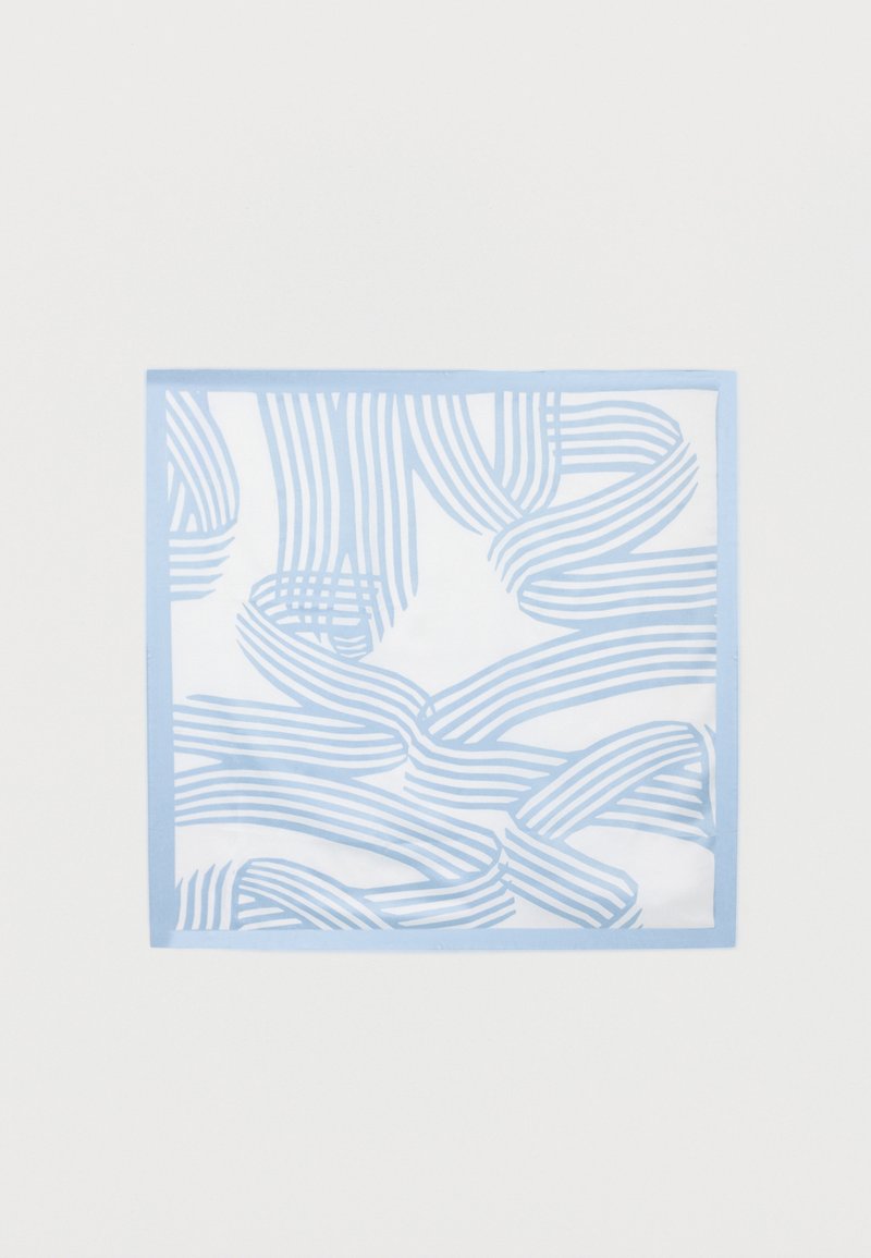 Foulard carré avec un motif rayé abstrait bleu clair et blanc, bordé de bleu clair sur un fond blanc.