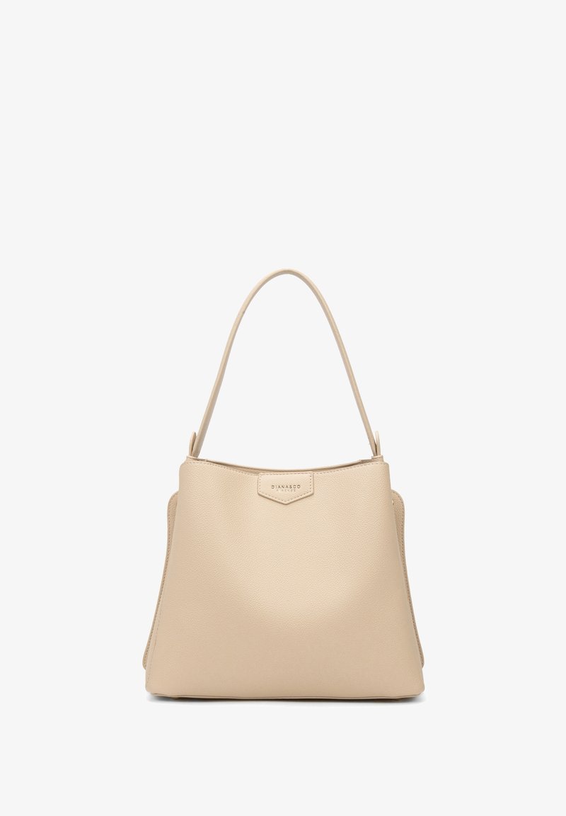 Beige leren handtas met een gestructureerd ontwerp, ronde bovenkant en een enkele handgreep. Heeft een gestructureerd oppervlak en een ruitvormig logo-patch.