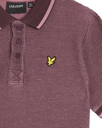 Polo shirt bordeaux en tissu texturé, avec patte de boutonnage à trois boutons et col contrastant rose. Présente un logo d'oiseau jaune sur la poitrine.