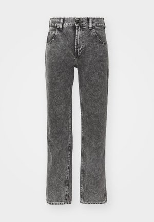 Jeans de mezclilla negros de talle alto con corte recto. Lavado desvanecido, cinco bolsillos y costuras en contraste a lo largo de las costuras.