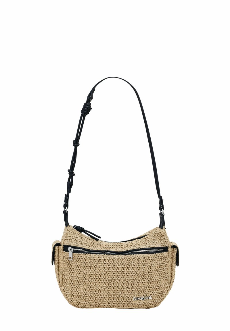 Borsa a tracolla intrecciata in paglia con accenti in faux pelle nera, tasca anteriore con zip e tracolla regolabile, caratterizzata da una finitura testurizzata.