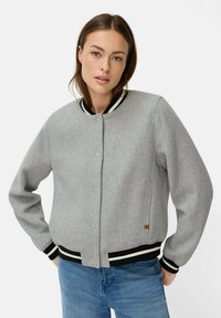 Graue Wolle-Mischung Bomberjacke mit schwarz-weißen gerippten Bündchen, Kragen und Saum. Verfügt über Druckknöpfe und ein kleines Logodesign.