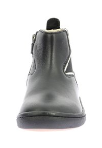 Stivale alla caviglia in pelle nera con texture liscia, zip laterale e cuciture a contrasto. Punta arrotondata e suola nera flessibile.
