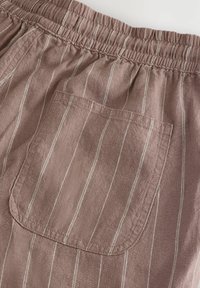 Lichtroze linnen shorts met witte verticale strepen, een gegatherde taille en een achterzak met een ronde vorm.