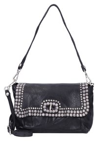 Czarna skórzana torebka z klapką na zakładkę, ozdobiona srebrnymi ćwiekami i prostokątną klamrą, wyposażona w odpinany pasek na ramię.