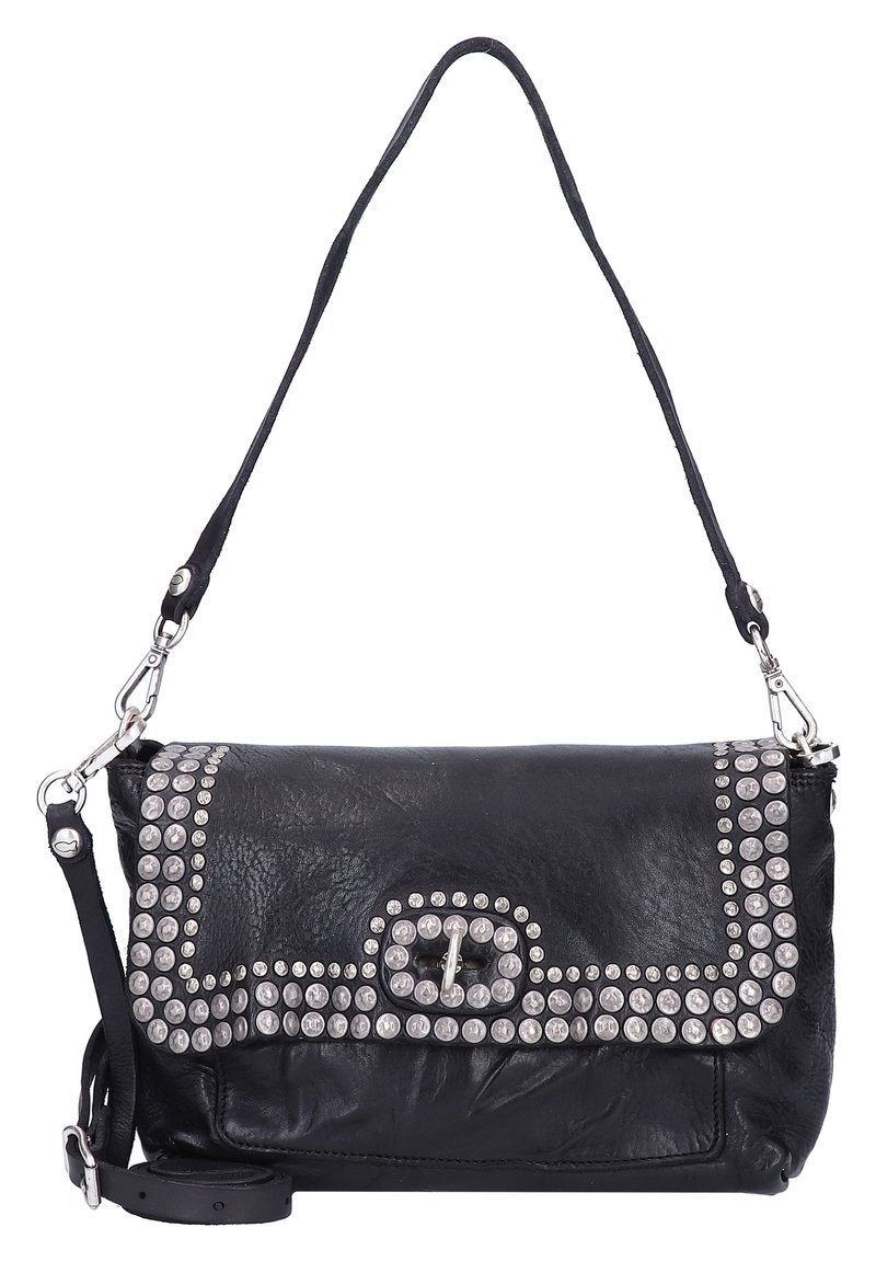 Czarna skórzana torebka z klapką na zakładkę, ozdobiona srebrnymi ćwiekami i prostokątną klamrą, wyposażona w odpinany pasek na ramię.