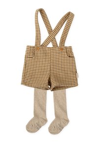 Peto corto marrón de houndstooth con tirantes cruzados, con botones de madera y combinado con medias de punto beige. Textura suave en todo su recorrido.