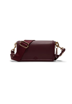 Borsa a tracolla in pelle bordeaux con forma rettangolare, hardware dorato e tracolla rimovibile. Texture liscia con design minimalista.