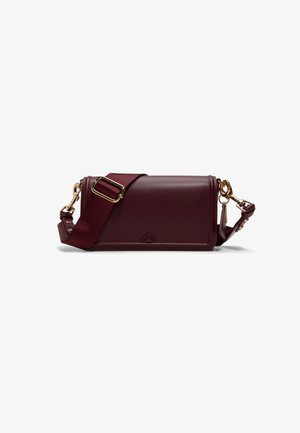 Bordeaux læder crossbody taske med rektangulær form, guld hardware og aftagelig rem. Glat tekstur med minimalistisk design.