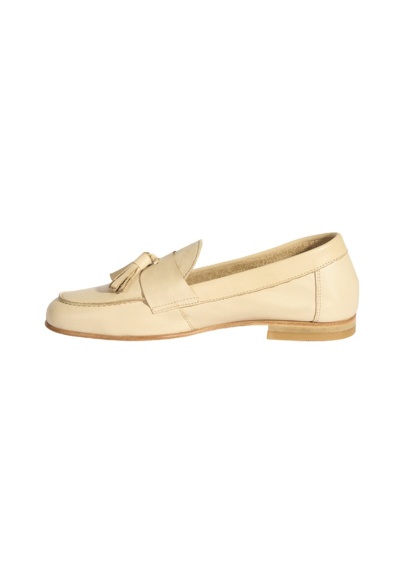 Beige Lederloafers mit flachem Absatz, runder Spitze und einer dekorativen Quastenakzent an der Vorderseite. Glatte Textur über die gesamte Fläche.