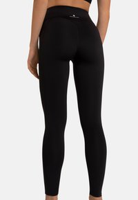 Zwarte hoge taille leggings met een gladde textuur, aansluitend ontwerp en een logo aan de achterkant, met platte naden voor comfort.