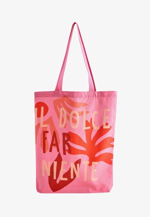 Pink totesæk med lange håndtag, dekoreret med røde og orange abstrakte bladformer og teksten "IL DOLCE FAR NIENTE" med store bogstaver.