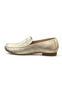 Gouden leren loafers met een gestructureerde afwerking, voorzien van een platte, lage hak en een gestikt detail op de bovenkant. Eenvoudig en elegant ontwerp.