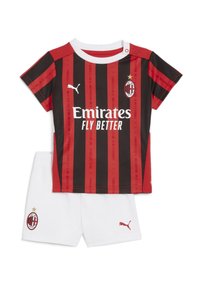 Kit da calcio giovanile dell'AC Milan con una maglietta a righe rosse e nere, colletto bianco e pantaloni bianchi abbinati. Include logo e testo.