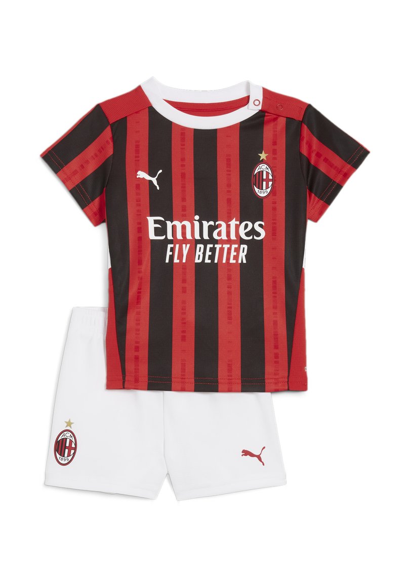 Kit da calcio giovanile dell'AC Milan con una maglietta a righe rosse e nere, colletto bianco e pantaloni bianchi abbinati. Include logo e testo.