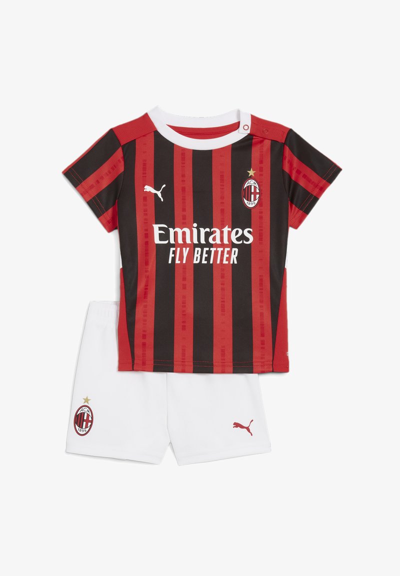 Kit da calcio giovanile dell'AC Milan con una maglietta a righe rosse e nere, colletto bianco e pantaloni bianchi abbinati. Include logo e testo.