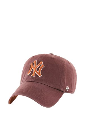 Casquette bordeaux en coton avec une visière courbée, arborant un logo NY orange brodé à l'avant et un petit logo blanc sur le côté.