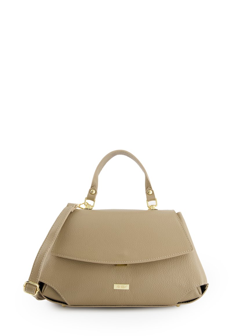 Sac à main en cuir beige avec une forme structurée, une poignée supérieure, une bandoulière réglable et des accents en métal doré. Texture lisse avec une fermeture à rabat.