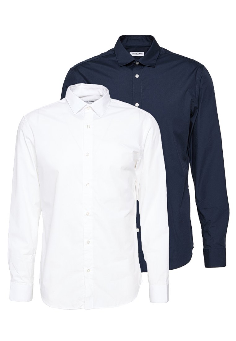 Witte en marineblauwe overhemden met lange mouwen, met knoopsluiting en puntige kraag, van gladde stof en met standaard manchetten. Heldere witte en diepe marineblauwe kleuren.