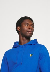 Lyle & Scott Mikina - bright blue