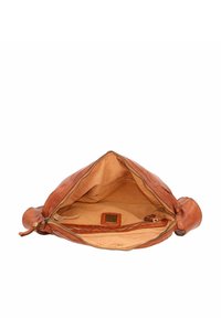 Bruine leren tas met een grote, open binnenkant, voorzien van een ritsluiting, tan kleurige stoffen voering en een klein zakje met een label binnenin.