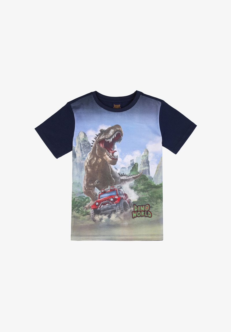 Maglietta con maniche blu navy che mostra un T-Rex ruggente che insegue un veicolo fuoristrada rosso in un paesaggio verde e nebbioso. Testo "Dino World" sul davanti.