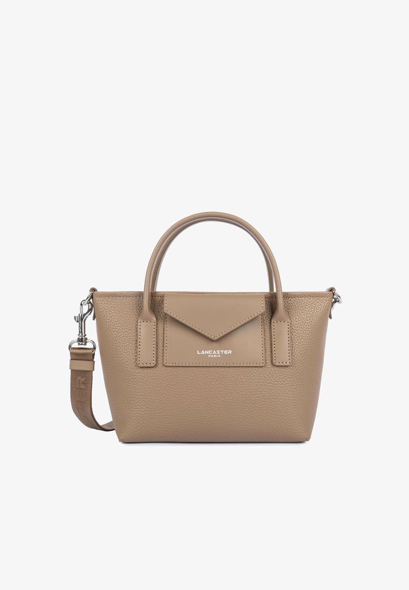 Sac à main en cuir beige texturé avec deux poignées, poche avant envelope, bandoulière amovible et ferrures argentées, de la marque Lancaster Paris.
