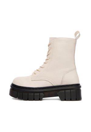 Elfenbeinfarbener Schnürstiefel im Combat-Stil mit dicker, schwarzer, klobiger Sohle und Fersenschlaufe, knöchelhöhe, glattes Lederoberteil, Seitenansicht.