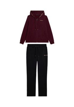 Felpa con zip color bordeaux dotata di cappuccio foderato, dettagli dorati e pantaloni da tuta neri con coulisse e logo sulla coscia.