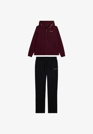 Felpa con zip color bordeaux dotata di cappuccio foderato, dettagli dorati e pantaloni da tuta neri con coulisse e logo sulla coscia.