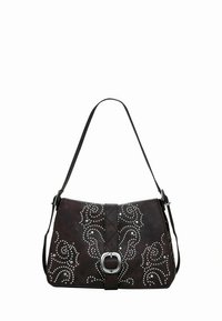 Braune synthetische Handtasche mit geschwungener Form, silbernen Nieten in wirbelndem Muster, schwarzem Schulterriemen und silbernen Metallakzenten.