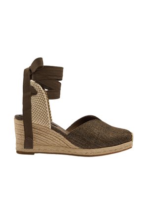 Brązowa sandał espadrylka na koturnie z plecionym obcasem, zamkniętym noskiem i wiązaniem wokół kostki na białym tle.