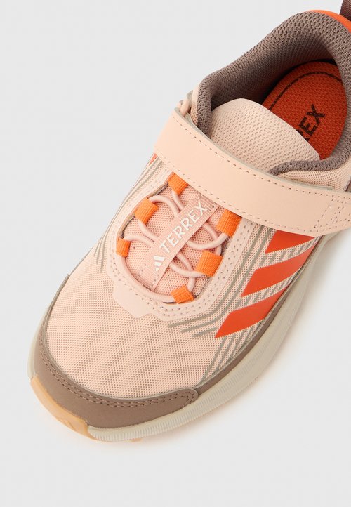 adidas TRAILMAKER 2 UNISEX - Hiking shoes - blush pink/semi impact orange/trace brown — photo 6