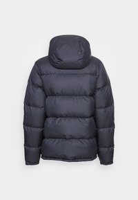 Chaqueta de abrigo en color marino con capucha, que presenta un diseño acolchado, puños elásticos y una textura lisa y brillante. La vista posterior muestra la voluminosidad y la forma.