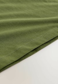 Unselected, dark khaki green