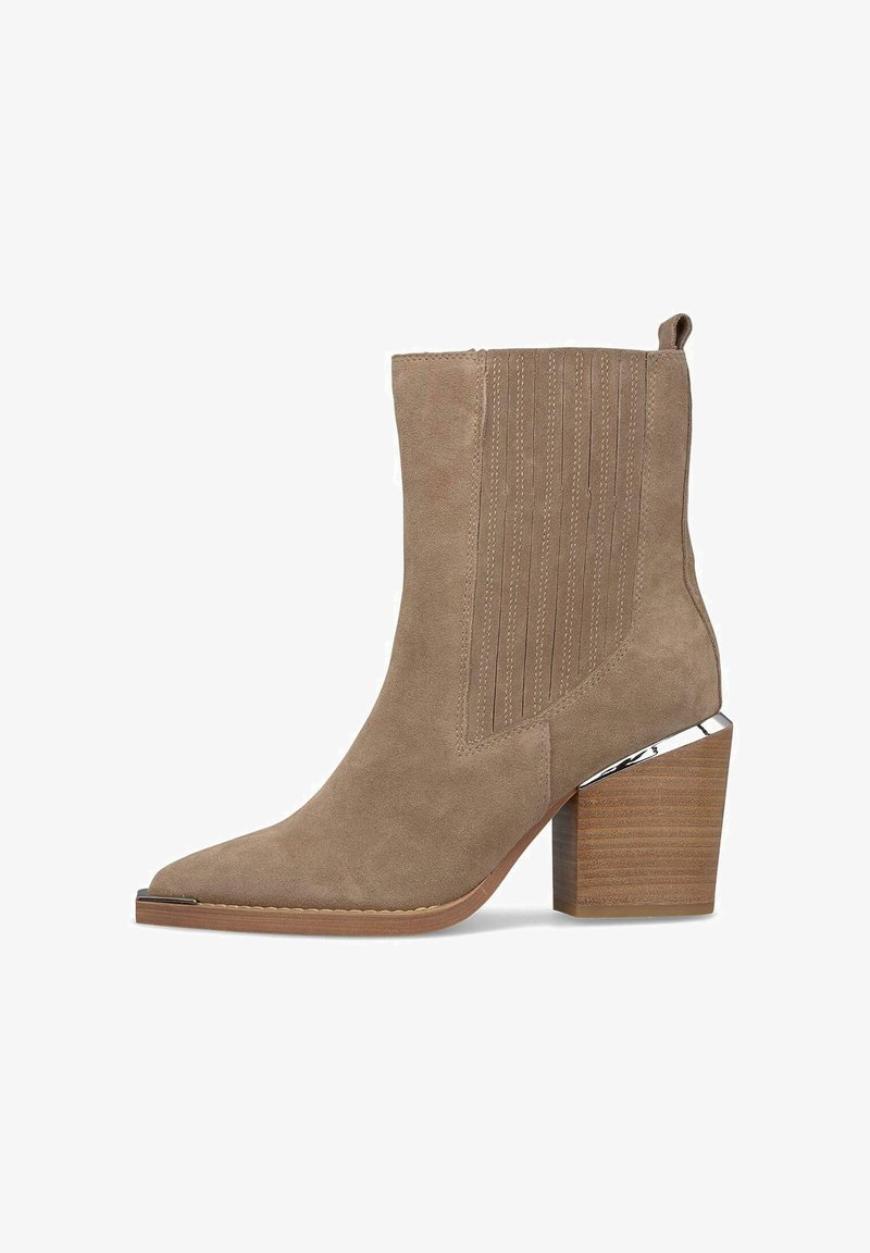 Botín de ante beige hasta el tobillo con punta afilada, acentos verticales estriados y un tacón de bloque de madera con un detalle metálico.