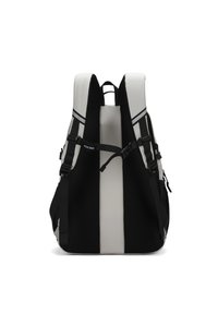 Zaino con un design nero e grigio, tessuto resistente, spallacci in rete, fibbie regolabili e una tasca laterale con zip per riporre oggetti.