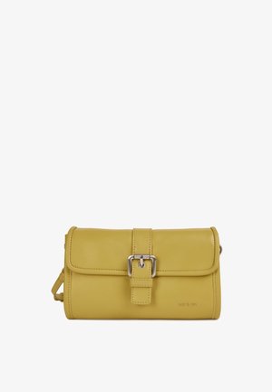 Kleine gele leren crossbodytas met voorflap en zilveren gesp-sluiting, compact en rechthoekig met "nat & nin" logo.