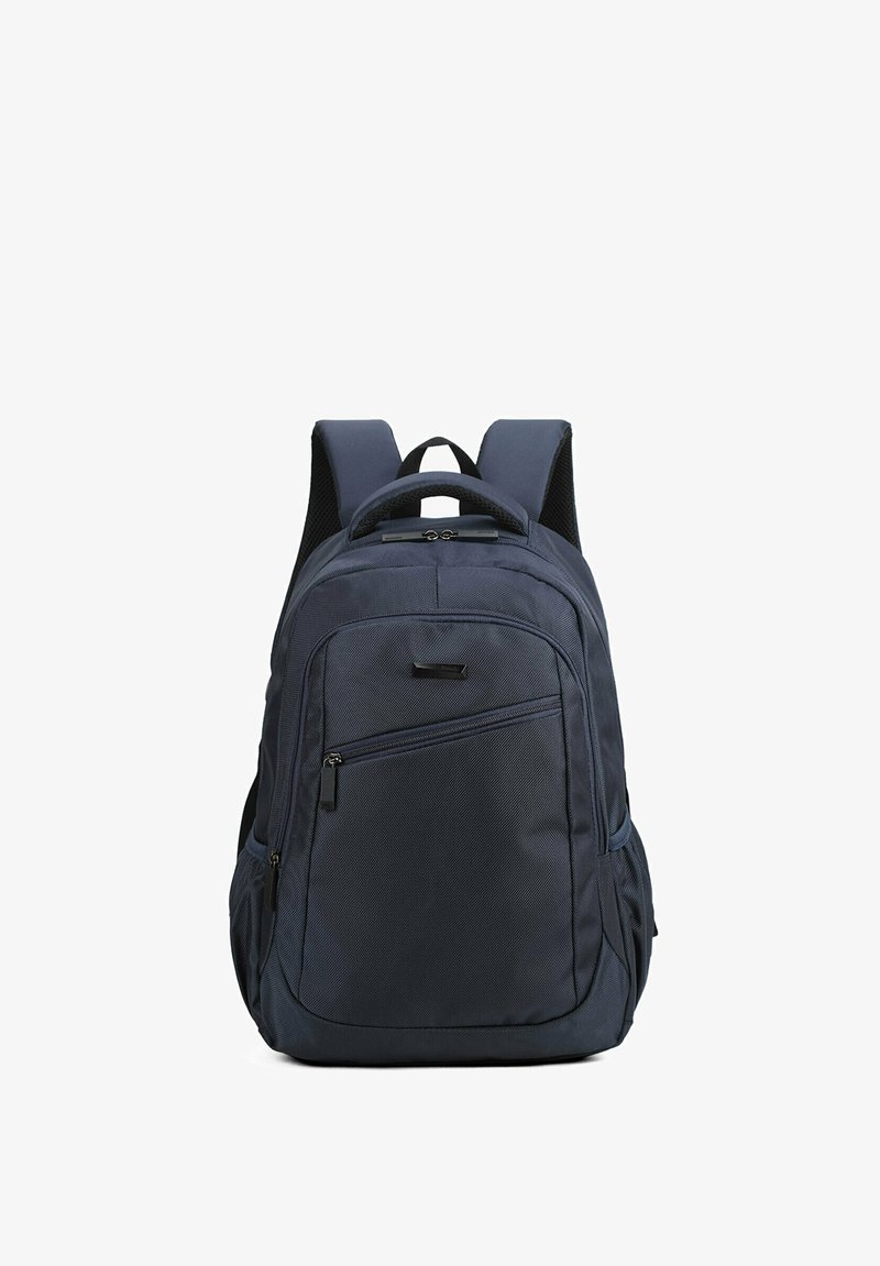 Sac à dos bleu marine en tissu texturé, avec des bretelles rembourrées réglables, une poignée sur le dessus, une poche zippée à l'avant et plusieurs compartiments.