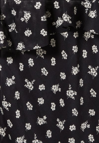 Tejido con estampado floral que presenta pequeñas flores blancas sobre un fondo azul marino oscuro; textura suave con un detalle de borde ondulado.