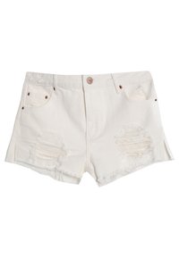 Pantalones cortos de denim blanco con parches desgastados en la parte frontal, estilo de cinco bolsillos, lazos para cinturón y cierre de botón.