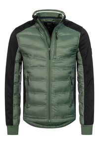 Chaqueta acolchada verde con mangas negras, bolsillos con cremallera y un alto cuello. Presenta una textura acolchada y una silueta ajustada.