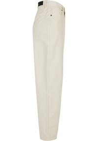 Beige corduroy broek met een rechte pasvorm, voorzakken en een zwarte taillebandaccent. Bevat subtiele verticale textuurpatronen.
