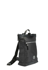 Zaino in nylon nero con finitura lucida, tasca frontale con zip, dettaglio del logo e spallacci regolabili. Dispone di una maniglia superiore per il trasporto.