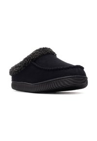 Pantufla negra con un upper suave y texturizado y ribete esponjoso. Cuenta con una suela negra texturizada y un diseño de punta redonda.